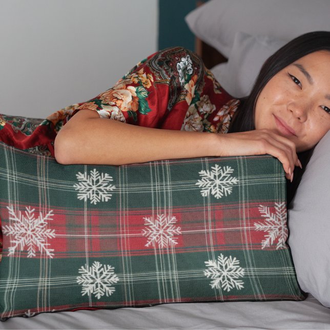 Almofada Lombar Flocos de neve verdes e vermelhos da Xadrez de Nat (Elegant Christmas Plaid Red and Green Snowflakes Lumbar Pillow)