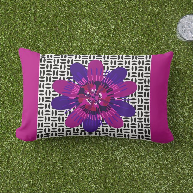 Almofada Lombar Flor em rosa e roxo em preto e branco (Grama)