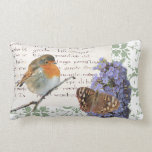 Almofada Lombar Flores e borboleta modernas do pássaro do pisco de<br><div class="desc">Pássaro do pisco de peito vermelho da foto art. da natureza do vintage,  flores do buddleja e borboleta modernos no manuscrito e na textura verde macia do fundo do damasco.</div>
