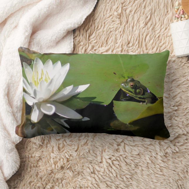 Almofada Lombar Frog Admiring Water Lily Lotus Flower (Cobertor)