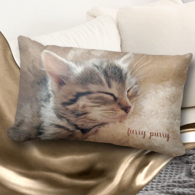 Almofada Lombar Furry Purry Gatinho Travesseiro de arte (Personalized pillow featuring a painted cute kitty sleeping on fluffy background)