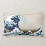 Almofada Lombar Grande onda de alta qualidade fora de Kanagawa por<br><div class="desc">A grande onda fora de Kanagawa (ura do nami de Kanagawa-oki do 神奈川沖浪裏? , "sob uma onda fora de Kanagawa"), igualmente conhecido como a grande onda ou simplesmente a onda, é um impressão do woodblock pelo artista japonês Hokusai do ukiyo-e. Foi publicado algum dia entre 1829 e 1833 [1] no...</div>