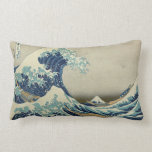 Almofada Lombar Hokusai: Grande onda fora de Kanagawa<br><div class="desc">Hokusai: Grande onda fora de Kanagawa. Katsushika Hokusai era um artista,  um pintor do ukiyo-e e um printmaker japoneses do período de Edo</div>