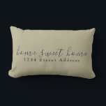 Almofada Lombar Home & Address do Home Sweet | Script | Sage Green<br><div class="desc">O moderno travesseiro de boas-vindas ao ar livre apresenta um simples design verde sábio com tipografia negra, mostrada com "lar doce" e endereço personalizado apresentado em um roteiro preto moderno com destaques brancos esmaecidos em um fundo verde sábio. Um moderno travesseiro doméstico ao ar livre para sua cadeira de pátio,...</div>