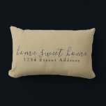 Almofada Lombar Home & Address do Home Sweet | Script | Tom e pret<br><div class="desc">O moderno travesseiro de boas-vindas ao ar livre apresenta um design de tipografia simples e preto com "lar doce lar" e endereço personalizado apresentado em um roteiro preto moderno sobre fundo brando. Um simples travesseiro ao ar livre projetado com texto personalizado mostrado com "home doce home home home" em script...</div>