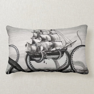 Almofada Lombar Kraken/polvo Eatting um navio de pirata,