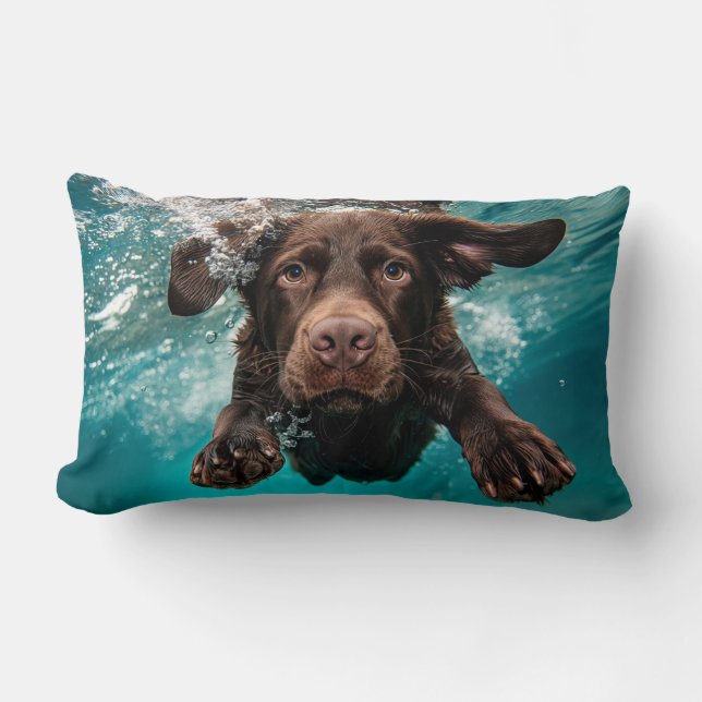 Almofada Lombar Labrador Chocolate Brincalhão Nadando Submerso (Frente)