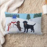 Almofada Lombar Labrador Christmas com Snowman<br><div class="desc">O Natal do Labrador com o Travesseiro Snowman Lumbar para os fãs do Labrador. Três cães Labrador estão brincando com seu boneco de neve no campo de neve branco. Quadro Whimsical Labrador Retriever pintado por Naomi Ochiai, do Japão. Labrador Amarelo e Labrador de Chocolate e Labrador Negro são todos pintados...</div>