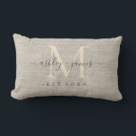 Almofada Lombar Lembrança de casamento em linho bege com monograma<br><div class="desc">Elegante almofada de lembrança de casamento com efeito de linho bege tecido com texto em caligrafia manuscrita elegante em preto chic e tipografia moderna elegante. Basta adicionar seus nomes, monograma e data de casamento. Ótimo presente de luxo para o casal recém-casado. Exclusivamente projetado para você pelo Happy Dolphin Studio. Se...</div>
