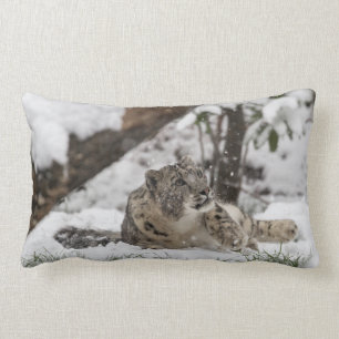 Almofada Lombar Leopardo de neve curioso na neve