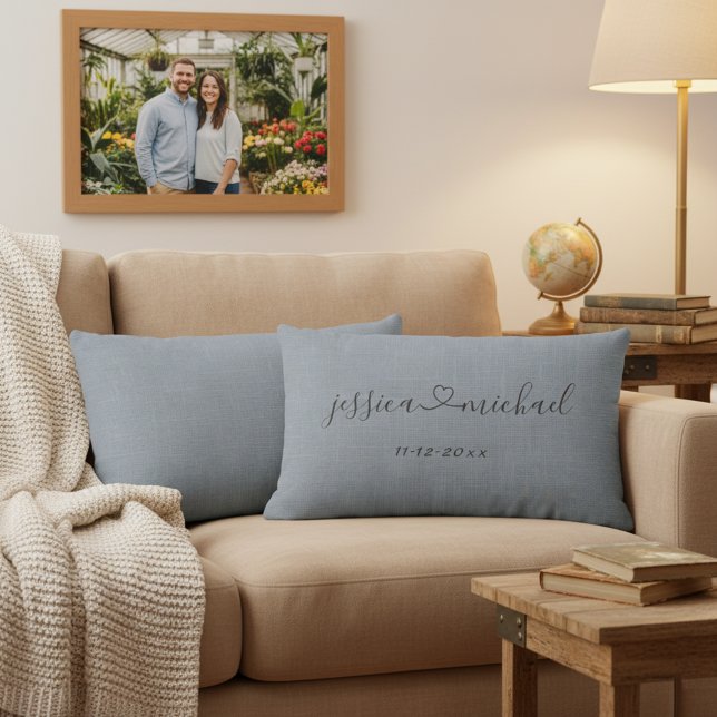 Almofada Lombar Letra Cursiva Elegante com Nomes e Data de Casamen (Joined by love lumbar pillow with personalized couple's names and significant date.)