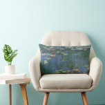 Almofada Lombar Lírios de Claude Monet, Flores Vintage<br><div class="desc">Lírios (1916), por Claude Monet. Water Lily é uma pintura floral de arte impressionista vintage. Jardim de flores da primavera Monet em Giverny, França. Esta paisagem é uma das muitas variações das pinturas de lírio-d'água que Monet pintou por seu lago. Sobre o artista: Claude Monet (1840-1926) foi o fundador do...</div>