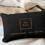 Almofada Lombar Logotipo comercial elegante dourado preto<br><div class="desc">Um na moda, clássico fundo negro. Personalize e adicione o logotipo de sua empresa e sua empresa e um texto. Ouros. Se quiser que o travesseiro não tenha texto, use sua chave de espaço traseiro para excluí-lo. Este travesseiro também está disponível em nossa loja com texto branco. Veja abaixo a...</div>