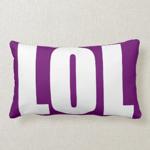 Almofada Lombar LOL branco no travesseiro violeta