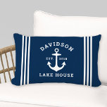 Almofada Lombar Marinho Azul - Casa da Família Personalizada<br><div class="desc">O travesseiro decorativo "Lake House" de velo náutico apresenta uma âncora e listras design. Personalize o texto personalizado com um sobrenome familiar   casa do lago (ou outro título) com o ano estabelecido. Esquema de cores azul e branco do marinho clássico. Tecidos para travesseiros interiores e exteriores disponíveis.</div>