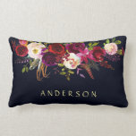 Almofada Lombar MARINHO de COR EDITÁVEL Marsala Russo Boho Floral<br><div class="desc">COR DE FUNDO ALTERÁVEL. Travesseiro lombar, estilo boêmico, com ilustração aquosa da burgundy, marsala, pénia vermelha e rosa e rosas com destaque de penas sobre fundo azul marinho. Isto é perfeito para eventos do outono/outono/inverno, do estilo floral e boêmico. Itens correspondentes também estão disponíveis. * Clique no botão "Personalizar" para...</div>