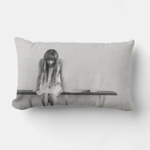 Almofada Lombar Menina Preocupada
