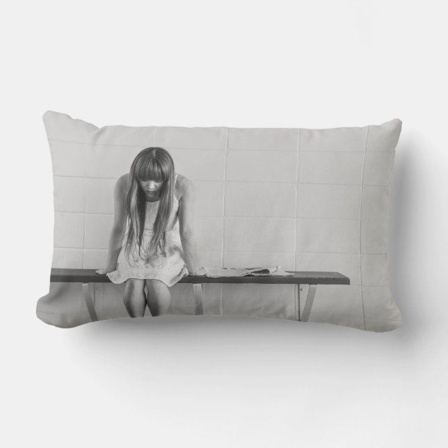 Almofada Lombar Menina Preocupada (Frente)