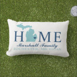 Almofada Lombar Michigan Home Aqua e Monograma da Família Personal<br><div class="desc">O travesseiro de boas-vindas apresenta o texto "Home" com o mapa do estado de Michigan e o texto personalizado que pode ser personalizado com o seu nome de família e a cidade, indicar onde você mora. O marcador da cidade do coração pode ser movido para o local apropriado por meio...</div>