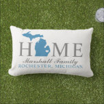 Almofada Lombar Michigan Home Blue e Cinza Custom Family Monograma<br><div class="desc">O travesseiro de boas-vindas apresenta o texto "Home" com o mapa do estado de Michigan e o texto personalizado que pode ser personalizado com o seu nome de família e a cidade, indicar onde você mora. O marcador da cidade do coração pode ser movido para o local apropriado por meio...</div>