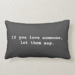 Almofada Lombar Mínimos modernos DEIXARAM-NOS NAP citações<br><div class="desc">Escuro - o travesseiro projetado mínimo cinzento com umas citações engraçadas "SE VOCÊ AMA ALGUÉM,  DEIXOU-OS NAP"</div>