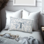 Almofada Lombar Monograma Floral Branco Azul-Algodão Francês<br><div class="desc">Com um design floral azul e branco romântico,  esses travesseiros monográficos lembram casacos franceses e são perfeitos para criar espaços acolhedores.</div>