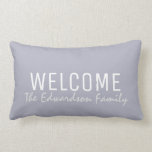 Almofada Lombar Monograma moderno da família da boa vinda do verão<br><div class="desc">Travesseiro moderno do nome do monograma da família da boa vinda do verão das cinzas azuis.
Você pode facilmente mudar o texto.</div>