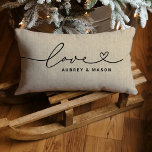 Almofada Lombar Monograma Personalizado de Linen Russo com Script<br><div class="desc">O design de travesseiro decorativo lombar personalizado moderno e na moda apresenta um design de tipografia simples e mínima de "Amor" a preto que inclui detalhes florescentes e cardíacos. Personalize o texto maiúsculo abaixo com um monograma para um casal ou família, uma citação ou outro texto preferido. Um fundo de...</div>