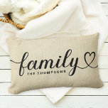 Almofada Lombar Monograma Personalizado de Linen Russo de Script d<br><div class="desc">O design de travesseiro decorativo lombar personalizado moderno e na moda apresenta uma tipografia simples e mínima preta "Família" que inclui detalhes florescentes e cardíacos. Personalize o texto em maiúsculas abaixo com um monograma ou ano estabelecido. Um fundo de linho rústico adiciona apelação vintage que complementa a decoração doméstica do...</div>