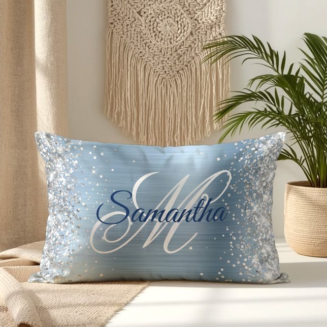 Almofada Lombar Monograma sofisticado em prata brilhante e azul cl (Silver Glitter Light Blue Foil Fancy Monogram Lumbar Pillow)