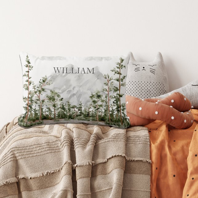 Almofada Lombar Montanha e Floresta em Aquarela Monogramada (In situ kids room)