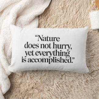 Almofada Lombar "Nature Does Not Hurry" - Citation Zen Inspirante