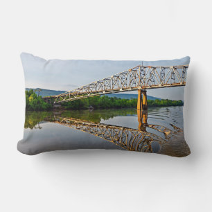 Almofada Lombar Navegando sob uma ponte sobre o rio Tennessee