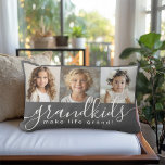 Almofada Lombar Netos fazem a vida grande 3 Cinzas de colagem de f<br><div class="desc">Um presente pensativo para os avós, este design de travesseiro lombar apresenta um modelo de 3 fotos para personalizar com fotos dos netos. Uma combinação do moderno guião manuscrito combinado com uma fonte moderna sans serif que diz "netos fazem a vida grandiosa!" O pano de fundo é uma cinza de...</div>