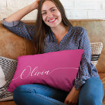 Almofada Lombar Nome do Script de Caligrafia Elegante Branco do Sh<br><div class="desc">Travesseiros decorativos Personalizados de Nomes Personalizados do Script Elegante Branco-Shimmer Rosa apresentam um design simples e moderno,  com seu nome personalizado em letras elegantes,  escritas manualmente,  com escrita por caligrafia tipografia em um fundo de shimmer rosa metálico. Elaborado por ©Evco Studio www.zazzle.com/store/evcostudio</div>
