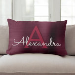 Almofada Lombar Nome e inicial do monograma de aço inoxidável bril<br><div class="desc">Burgundy Violet Stainless Steel Monograma Name e Travesseiro inicial. Este travesseiro de Cranberry Purple faz o aniversário ou presente de chá de panela perfeito para alguém decorando seu quarto em Burgundy.</div>