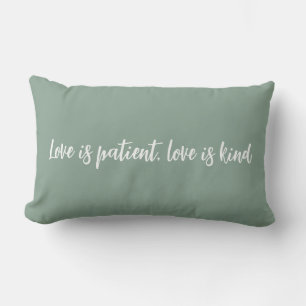 Almofada Lombar O amor é paciente, o amor é gentil verde sálvia