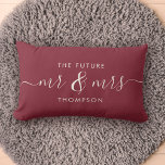 Almofada Lombar O Futuro Sr. e Sra. Elegant Script Burgundy Red<br><div class="desc">Celebre seu amor com este travesseiro decorativo chic e romântico que apresenta seu futuro nome de família Sr & Sra em letras de caligrafia com script de vintagem de carvão. Escolha sua própria cor de fundo sob personalizar ainda mais. Isso seria o presente perfeito para um chá de panela, noivado...</div>