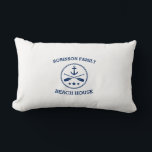 Almofada Lombar O nome da família da casa de praia Anchor Oars Sta<br><div class="desc">travesseiros lombares de na moda com o seu nome de família personalizado ou outro texto,  uma âncora náutica personalizada com remos cruzados e estrelas em azul marinho em branco ou de cor diferente para corresponder ao seu decoro doméstico.</div>
