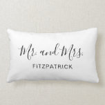 Almofada Lombar O Sr. e a Sra. Sobrenome Elegant NewlyWedding<br><div class="desc">Simples travesseiro decorativo com "Sr. e Sra." em um roteiro elegante junto com seu sobrenome de preto sobre um fundo branco. Este travesseiro decorativo moderno faz um casamento excelente / novo presente para uma noiva e um noivo.</div>