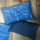 Almofada Lombar Oliver personalizou tons de azul<br><div class="desc">Texto de nome curto tipográfico azul, azul escuro, azul mudado e azul-céu, em um design personalizado de nome azul-claro e azul-real. A cor de fundo pode ser alterada se necessário. Travesseiro personalizado de texto gráfico divertido personalizado. Ideal para o carro ou para viagens. Personalize com seu próprio nome abreviado, lê...</div>