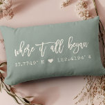 Almofada Lombar Onde tudo começou com as Coordenadas Verdes Dusty<br><div class="desc">Moder, design de tipografia de guiões quic lendo 'Onde tudo começou' sobre suas coordenadas personalizadas do lugar que você conheceu seu amado. presente de excelente para Dia de os namorados, para recém-casados ou aniversário de ( casamento ). Tanto a na moda romântica quanto a moda, nosso travesseiro empoeirado verde e...</div>