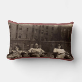 Almofada Lombar os anos 40 três pessoas que relaxam no telhado