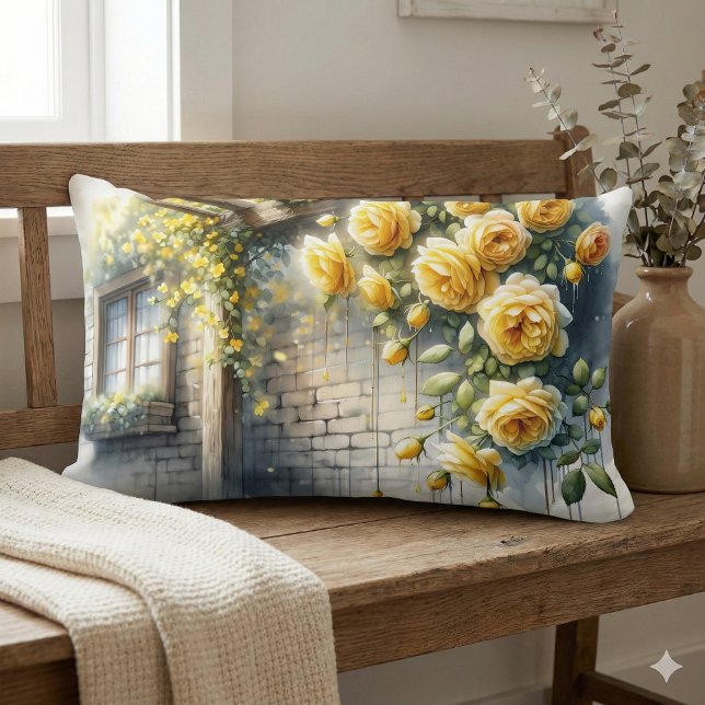 Almofada Lombar Ouros na parede russa de algodão em pedra (Golden Roses on Rustic Stone Cottage Wall Lumbar Pillow Mockup A.)
