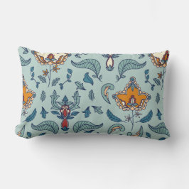 Almofada Lombar Padrão floral ornamentado em um fundo azul pálido