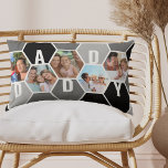 Almofada Lombar Pai de Colagem de Fotos Honeycomb ou 5 Nome da Let<br><div class="desc">Travesseiro de fotos em Honeycomb - editável para qualquer nome de 5 letras, como PAI e personalizado com 5 de suas fotos favoritas, que são exibidas como colagem de fotos em forma de hexágono. O padrão geométrico dos favos de mel está numa paleta monocromática de cor branca preta e cinzas....</div>