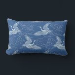 Almofada Lombar Pássaros no voo Padrão de Cerâmica Chinesa Azul<br><div class="desc">Esse padrão de superfície em azul rico e azul-claro tem um bando de pássaros em voo e linhas rodosas finas desenhadas para se assemelhar a nuvens no céu. O padrão é adaptado de um padrão cerâmico chinês e faz um adorável travesseiro de sotaque lombar para sua casa. Este design também...</div>