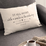 Almofada Lombar Personalizado Moderno Onde Tudo Começou Dia dos Na<br><div class="desc">Celebre o seu amor com esta almofada elegante e romântica que apresenta o local e a data em que se conheceram numa tipografia vintage em carvão e design de letra cursiva, juntamente com setas doces desenhadas à mão. Escolha a sua cor e personalize este design personalizado com os seus próprios...</div>