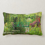 Almofada Lombar Ponte de Monet sobre o lily Lily, jardim de Monet<br><div class="desc">A bela ponte sobre o lago de lírio no jardim de Claude Monet na frente deste travesseiro lombar confortável. Verde estável no fundo. Esta imagem é do lindo jardim do pintor no final do verão em Giverny,  França. cobrir de tecido de algodão,  com outras opções de tecido disponíveis.</div>