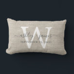 Almofada Lombar Presente de casamento Monograma Branco Linho Bege<br><div class="desc">Elegante almofada de casamento em efeito de linho bege com o seu texto em cinza escuro em caligrafia manuscrita chic. Basta adicionar os seus nomes, monograma e data de casamento. Ótimo presente para um casal recém-casado. Exclusivamente desenhado para si pelo Happy Dolphin Studio. Se precisar de ajuda ou produtos correspondentes,...</div>